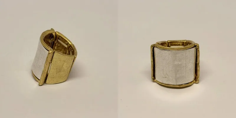 Anel de aro largo com faixa dourada e placa branca ao centro — ref. ANL0114A