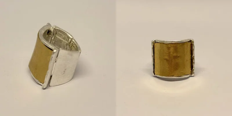 Anel de aro largo com faixa prateada e placa dourada ao centro — ref. ANL0115A