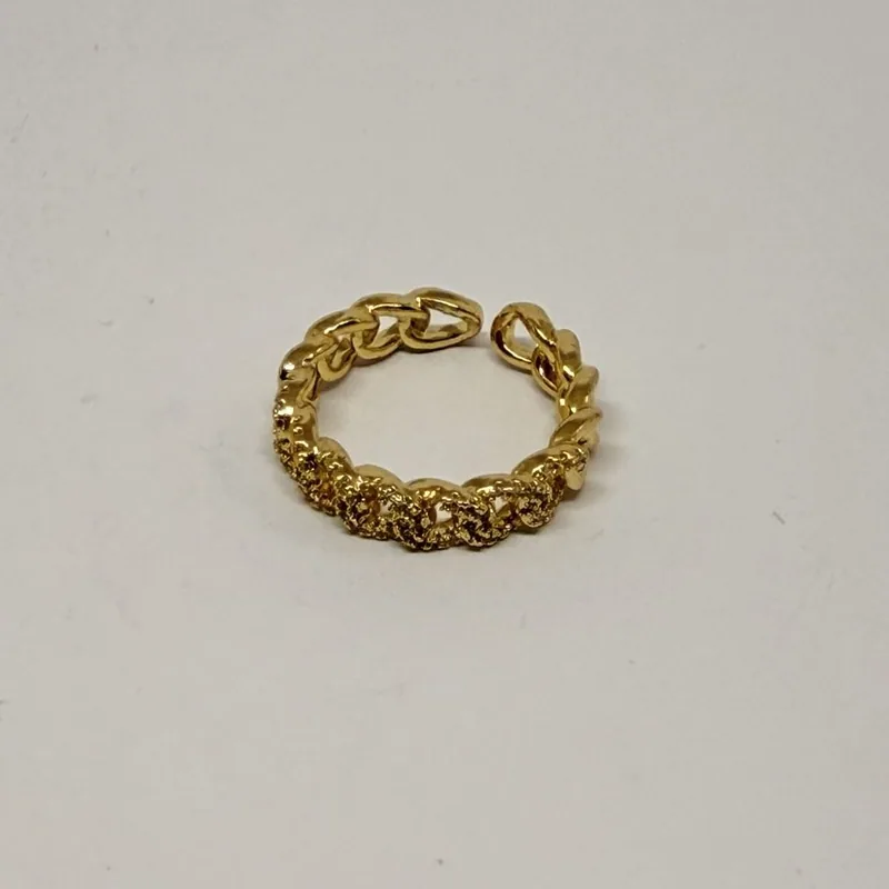 Anel dourado com elos de corrente e granulação aplicada — ref. ANQ0064A