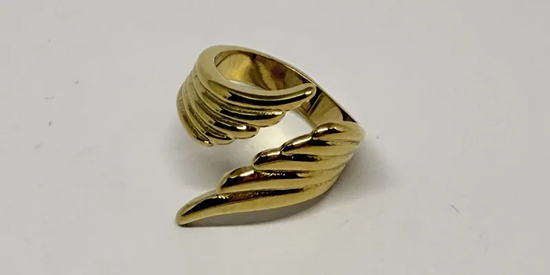 Anel dourado em formato de asa com nervuras em relevo — ref. ANL0028A