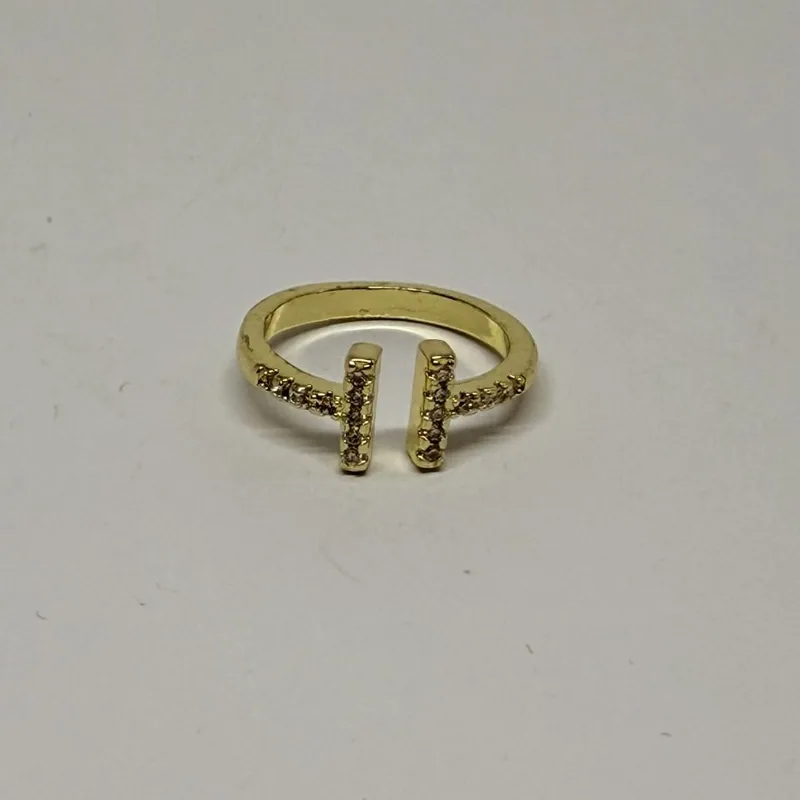 Anel dourado de aro fino com duas barras verticais cravejadas — ref. ANQ0039A
