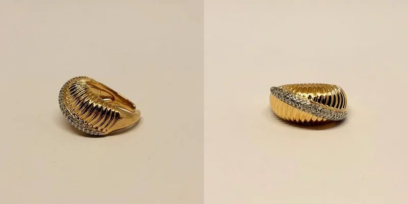 Anel dourado de aro largo com nervuras em relevo e faixa cravejada — ref. ANL0117A