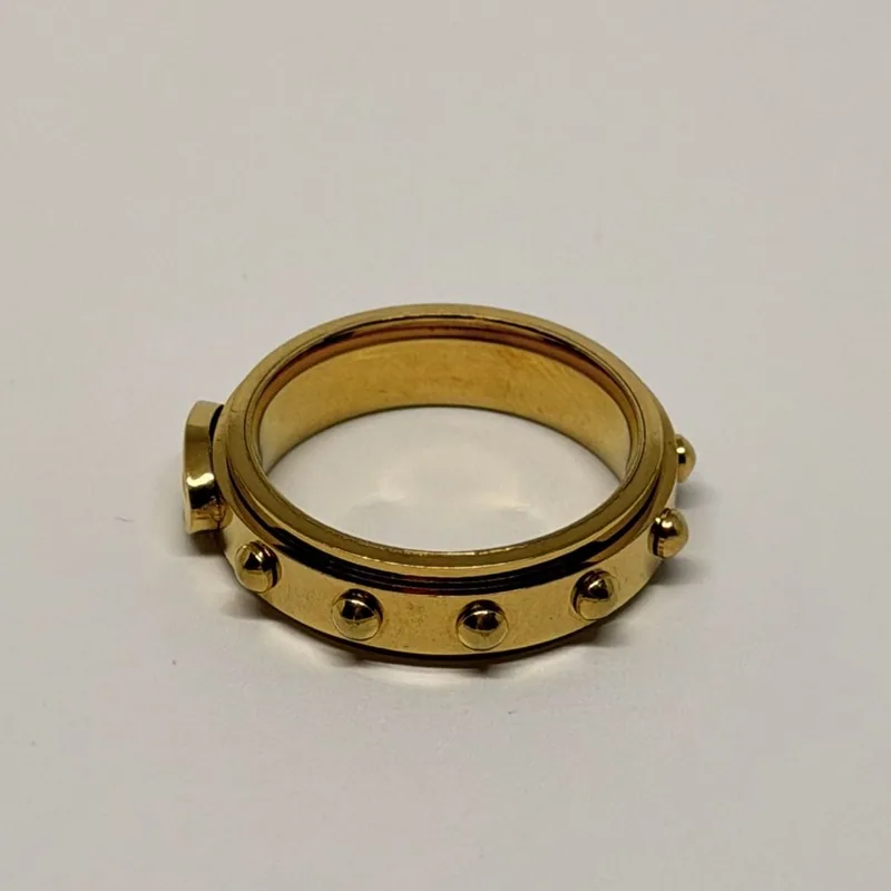 Anel dourado de aro reto com esferas aplicadas ao redor — ref. ANQ0133A