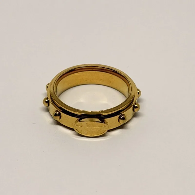 Anel dourado de aro reto com esferas e medalhão discreto — ref. ANQ0134A