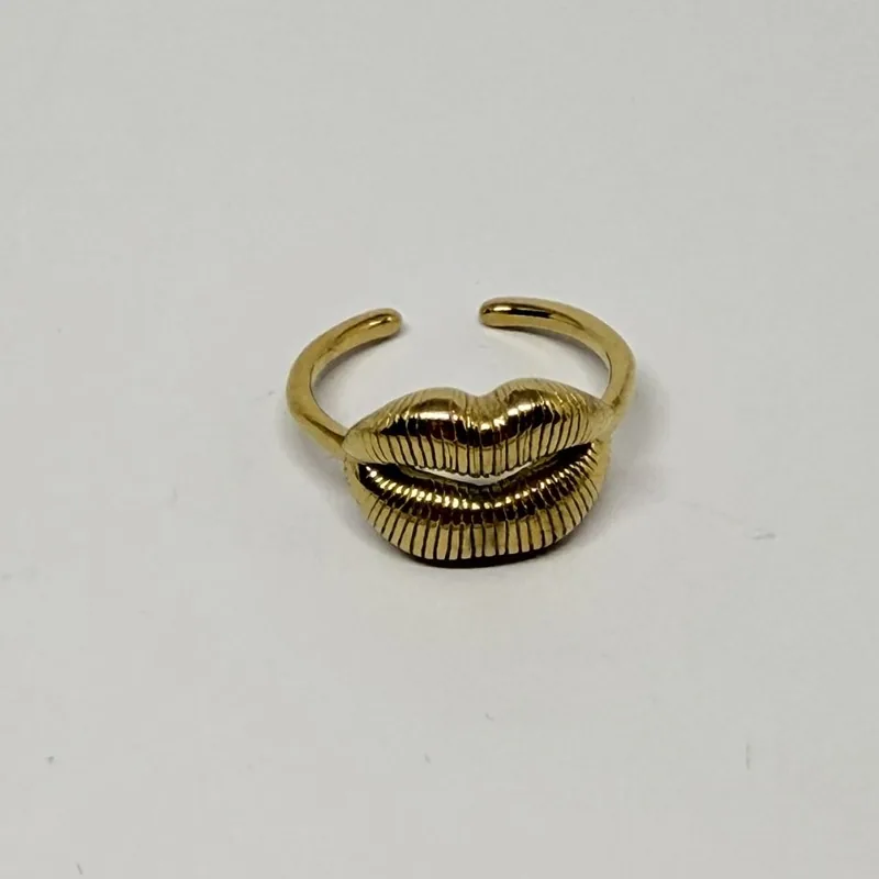 Anel dourado aberto com lábios em relevo estriado — ref. ANQ0056A