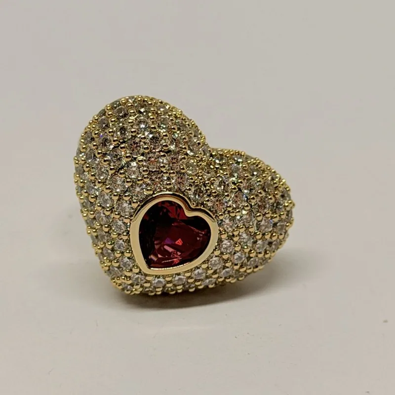 Anel dourado em formato de coração cravejado com coração vermelho ao centro — ref. ANQ0007A
