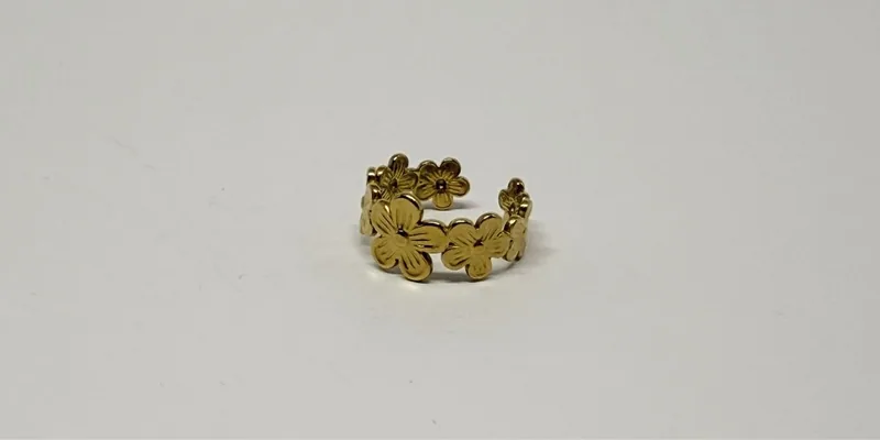 Anel dourado aberto com flores miúdas em relevo — ref. ANL0012A