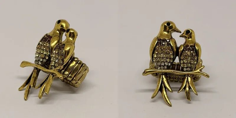 Anel dourado com casal de pássaros cravejados sobre galho e aro articulado — ref. ANL0111A