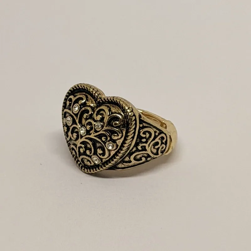 Anel dourado em coração com arabescos e cristais sobre aro liso — ref. ANQ0183A