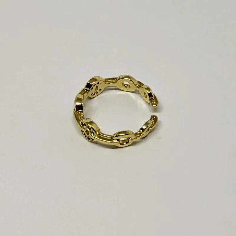 Anel dourado com elos de corrente marinha ao redor do aro — ref. ANQ0052A