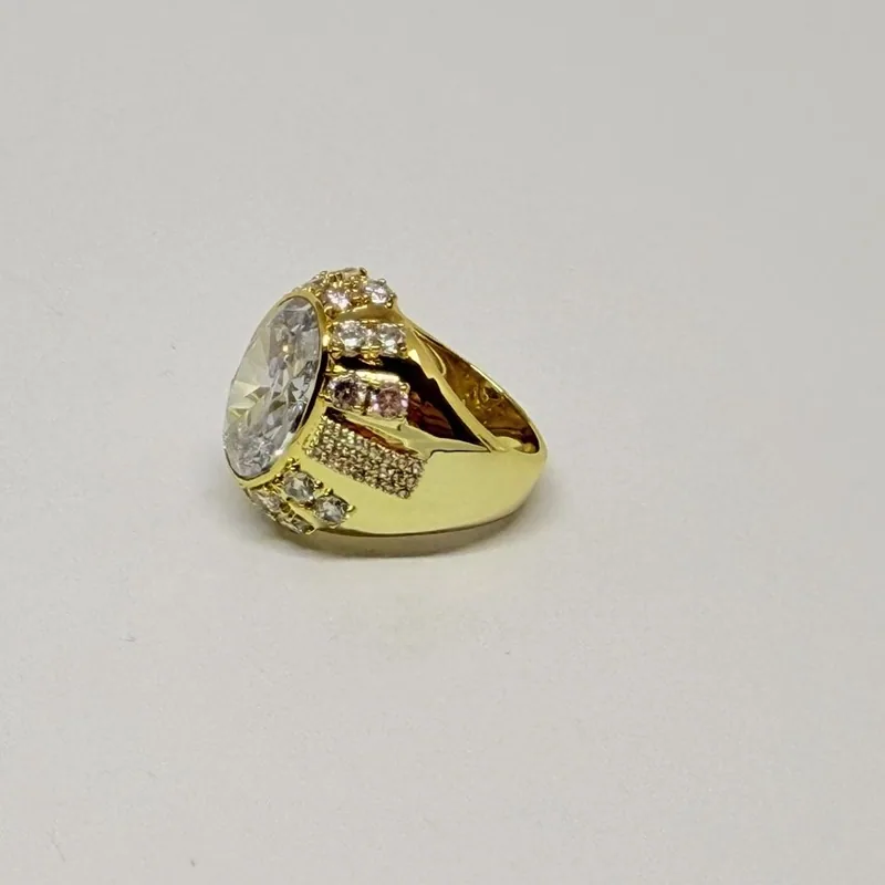 Anel dourado com cristal oval grande em garras e aro cravejado — ref. ANQ0015A