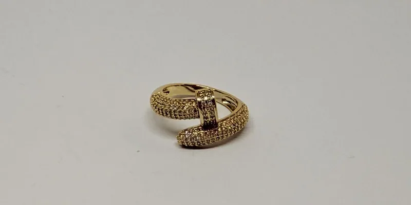 Anel dourado com aros cruzados cravejados — ref. ANL0039A