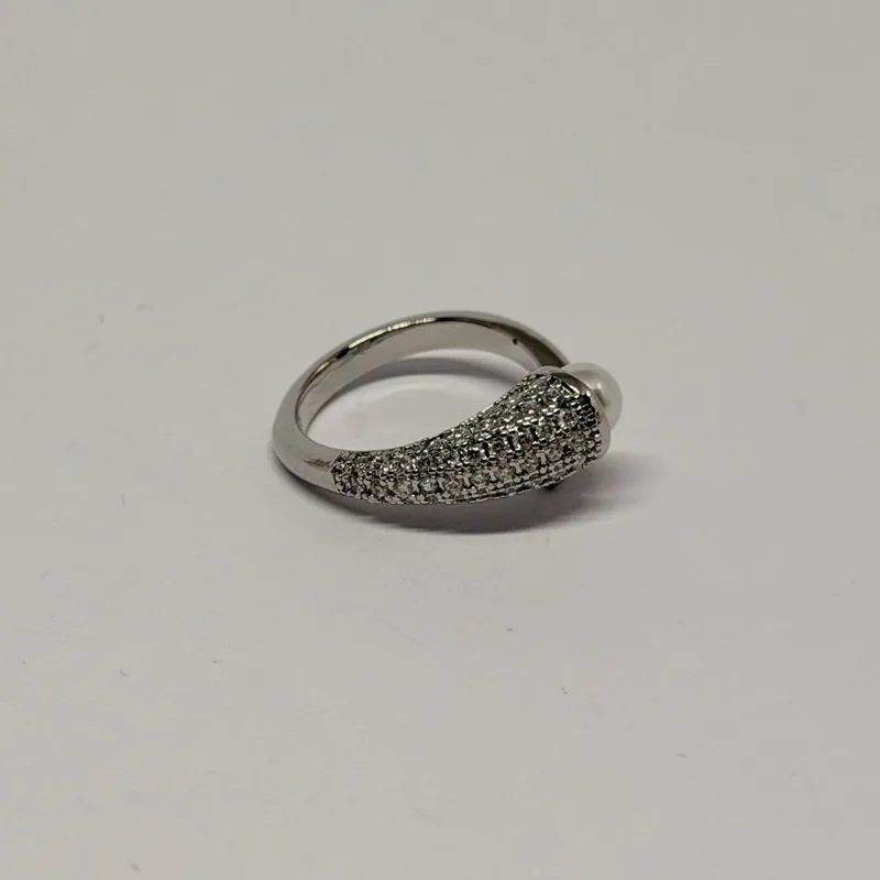 Anel prateado de aros cruzados com faixa cravejada — ref. ANQ0037A
