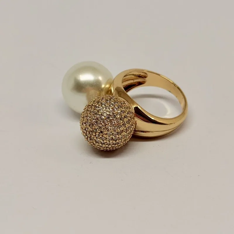 Anel dourado com pérola e cúpula cravejada em aro duplo — ref. ANQ0020A