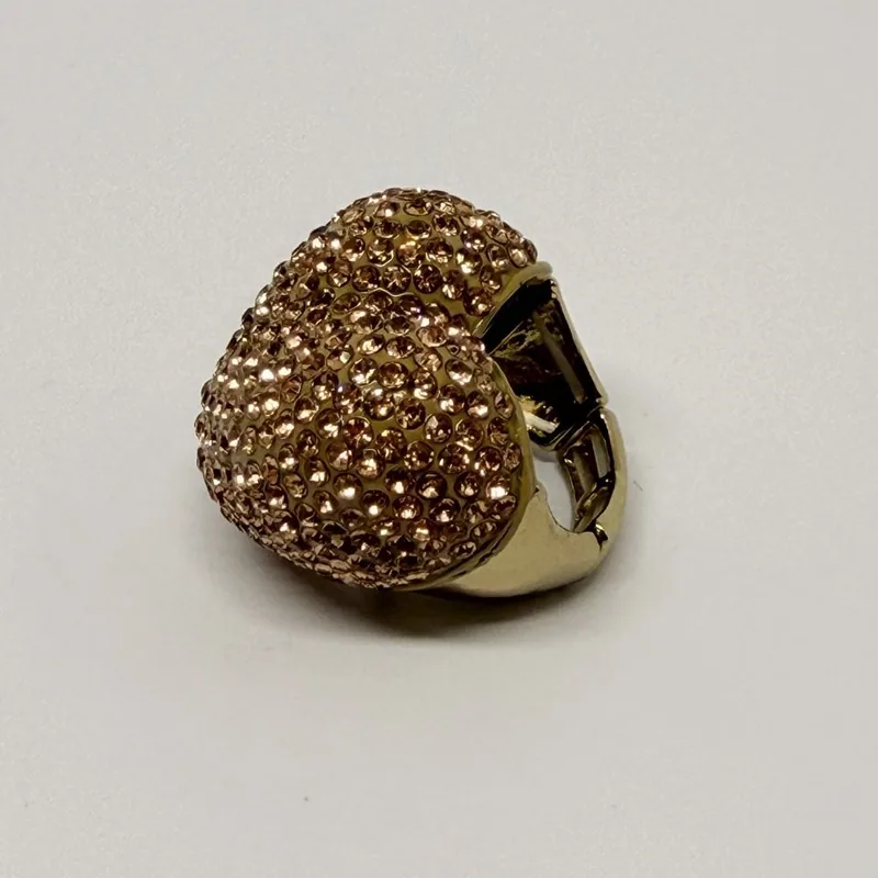 Anel dourado com cúpula cravejada de cristais champanhe e aro elástico