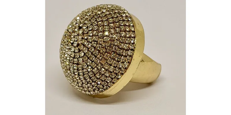 Anel dourado com cúpula cravejada de cristais claros e aro largo liso — ref. ANL0112A