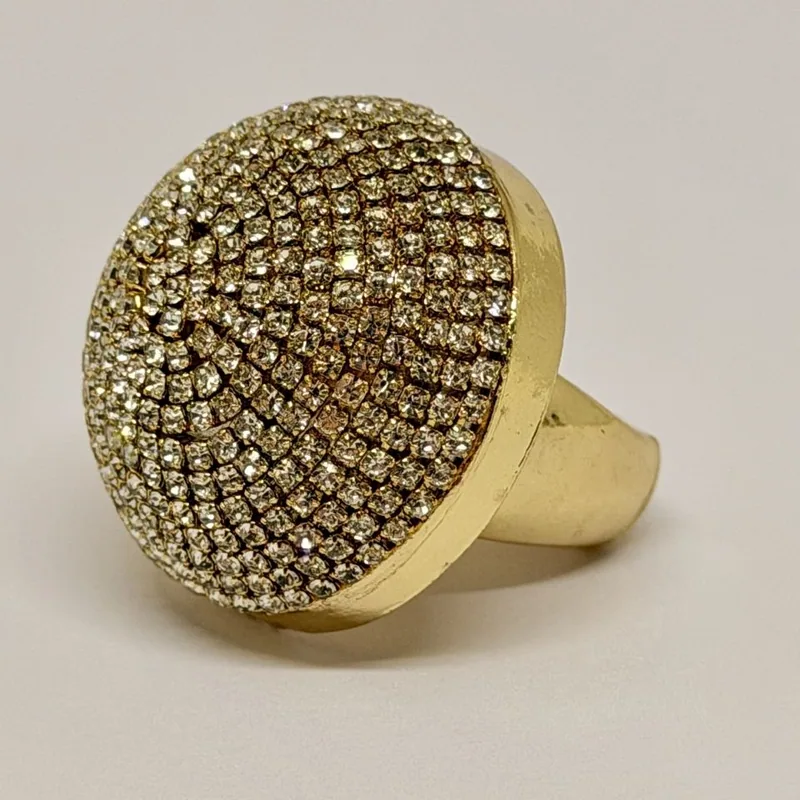 Anel dourado com cúpula cravejada de cristais claros e aro largo liso — ref. ANQ0193A
