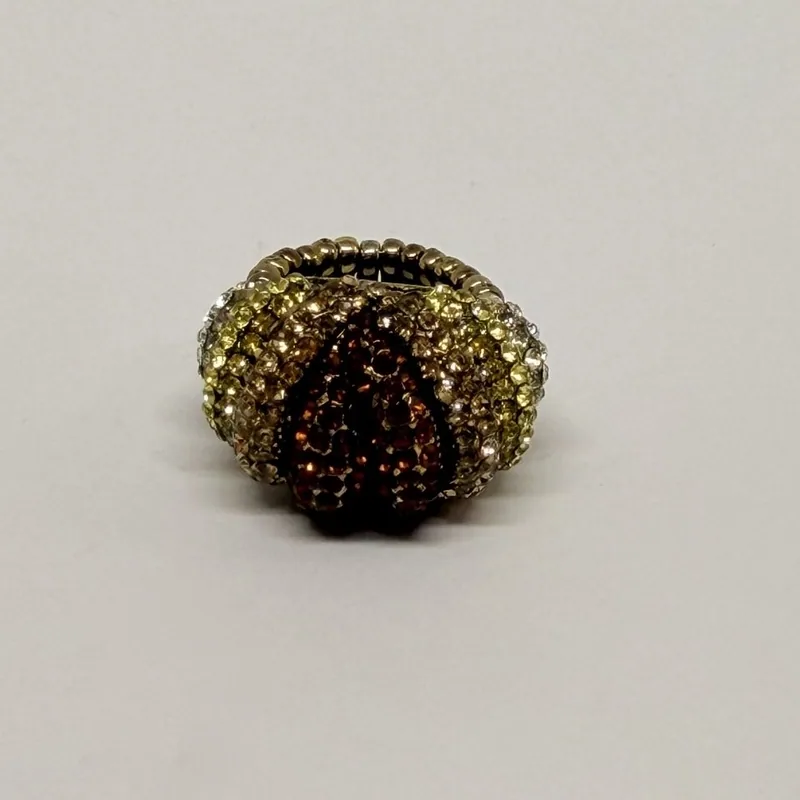 Anel dourado com cúpula cravejada de cristais em degradê âmbar e escuro — ref. ANQ0103A