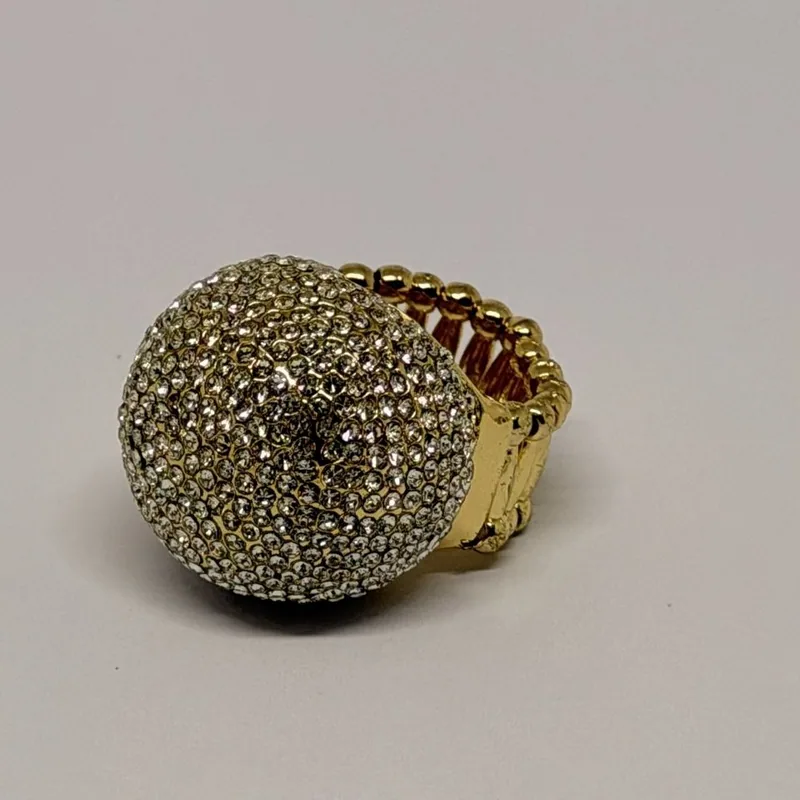 Anel dourado com cúpula cravejada de cristais sobre aro em malha — ref. ANQ0177A