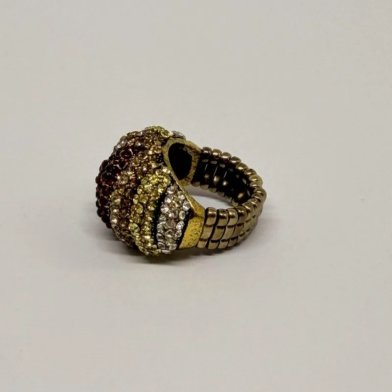 Anel dourado com cúpula cravejada em degradê e aro elástico em malha — ref. ANQ0104A
