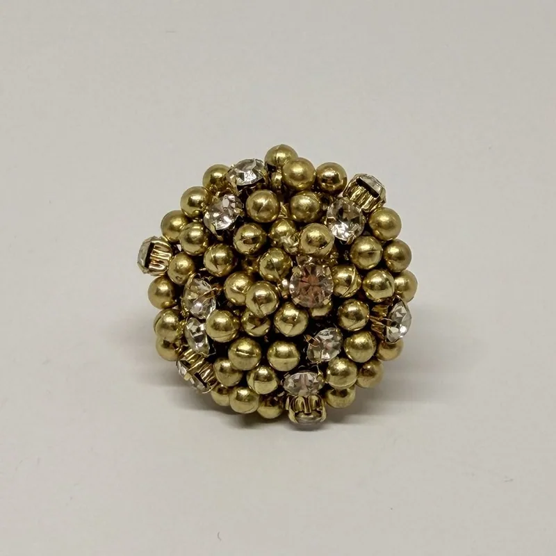 Anel dourado com cúpula de esferas e cristais intercalados — ref. ANQ0083A