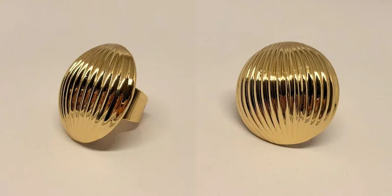 Anel dourado em cúpula com nervuras verticais em relevo — ref. ANL0123A