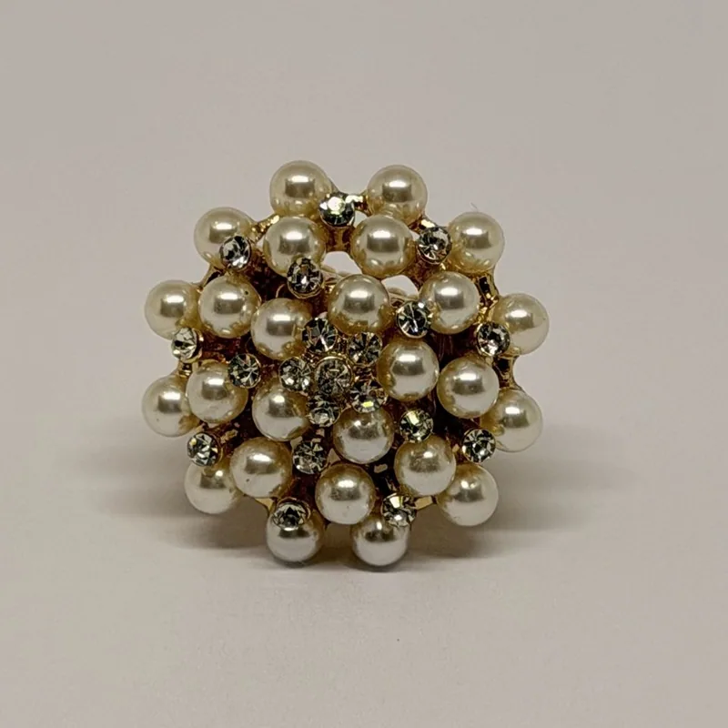 Anel dourado com cúpula de pérolas e cristais intercalados — ref. ANQ0162A