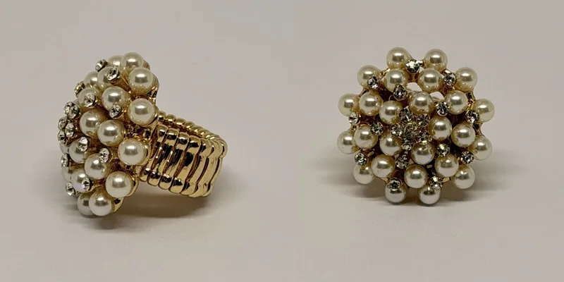 Anel dourado com cúpula de pérolas e cristais sobre aro em malha — ref. ANL0095A