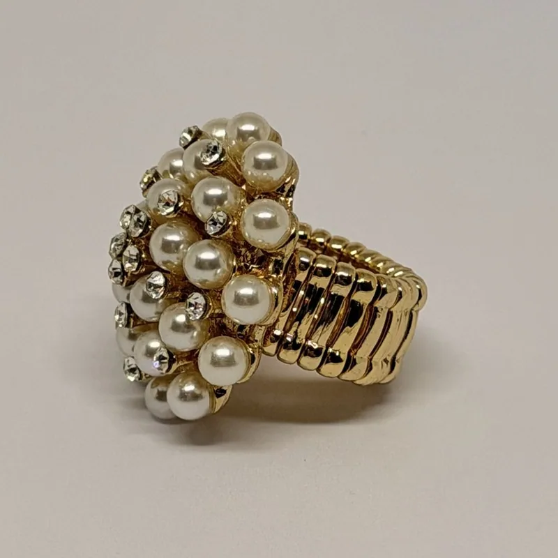 Anel dourado com cúpula de pérolas e cristais sobre aro em malha — ref. ANQ0163A