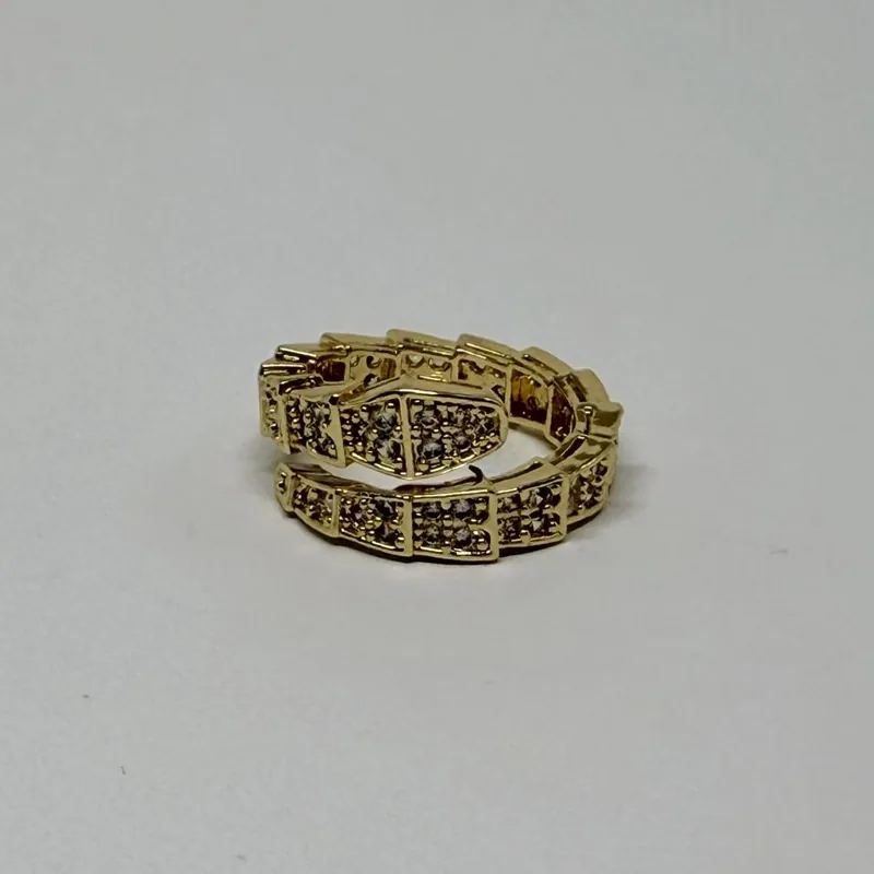 Anel dourado largo com placas texturizadas e cravação — ref. ANQ0031A