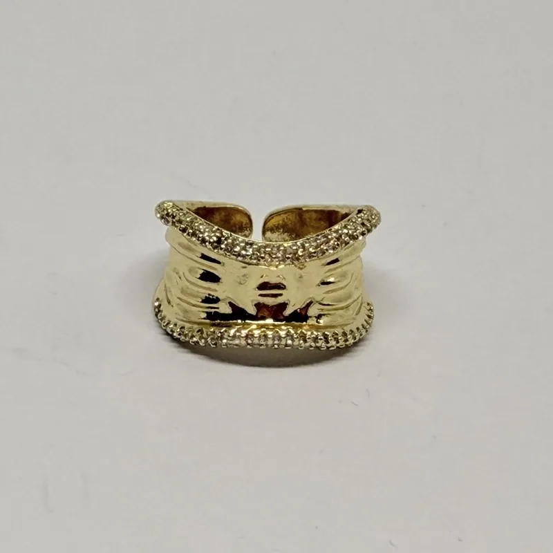 Anel dourado largo com padrão animal em esmalte e bordas cravejadas — ref. ANQ0024A