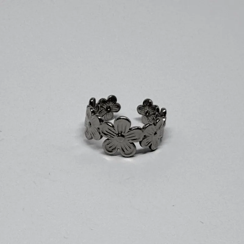 Anel prateado aberto com flores em relevo ao redor do aro — ref. ANQ0041A