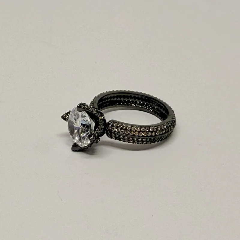 Anel escuro cravejado com cristal solitário em garras — ref. ANQ0010A