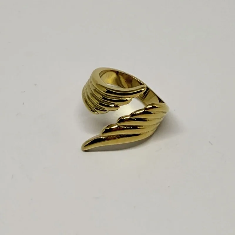Anel dourado em formato de asa com nervuras em relevo — ref. ANQ0063A