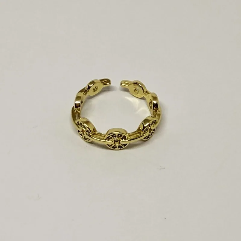 Anel dourado aberto com flores miúdas em relevo — ref. ANQ0051A