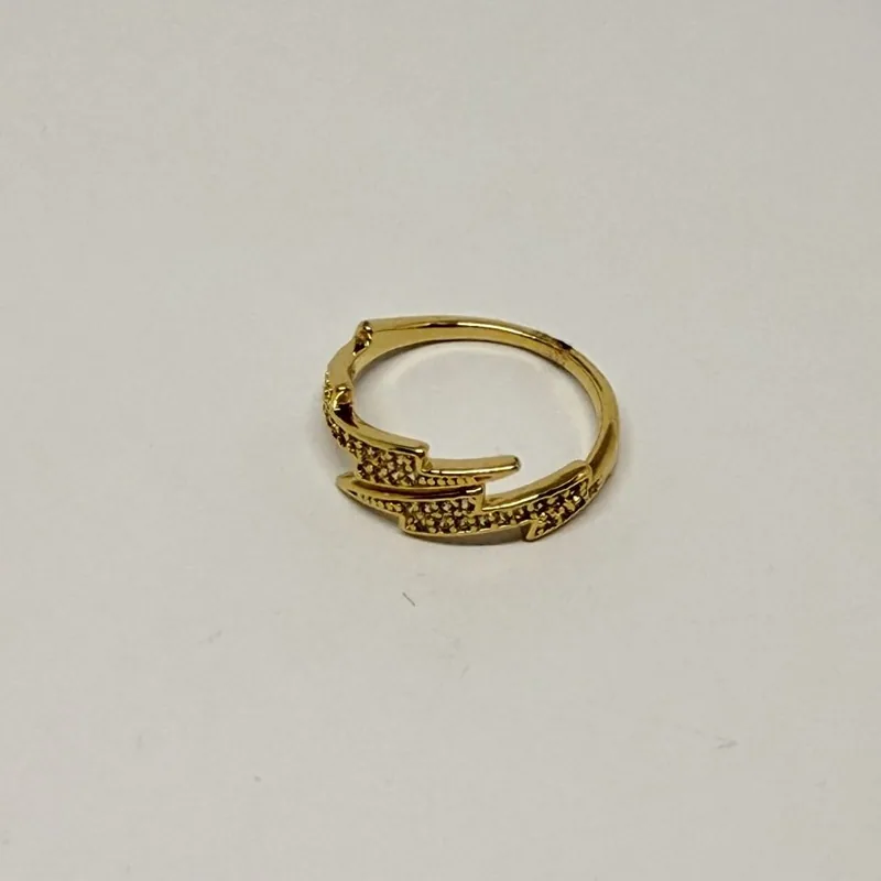 Anel dourado aberto com folhas cravejadas sobrepostas — ref. ANQ0058A