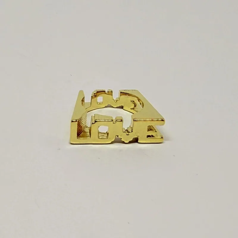 Anel dourado vazado com a palavra Love em letras estriadas — ref. ANQ0013A
