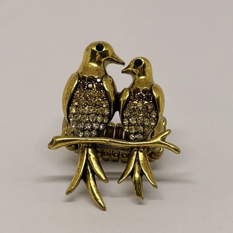 Anel dourado com dois pássaros cravejados sobre galho — ref. ANQ0191A