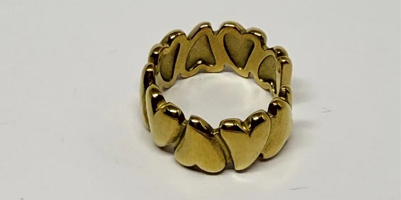 Anel dourado largo com corações em relevo ao redor do aro — ref. ANL0022A