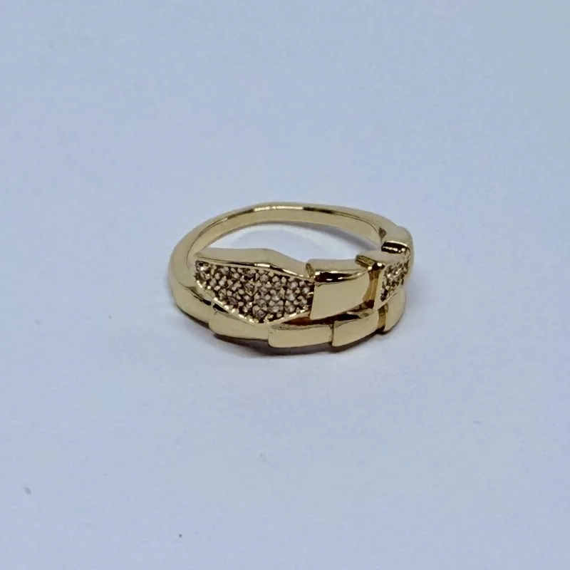 Anel dourado com placa cravejada ao centro do aro — ref. ANQ0025A