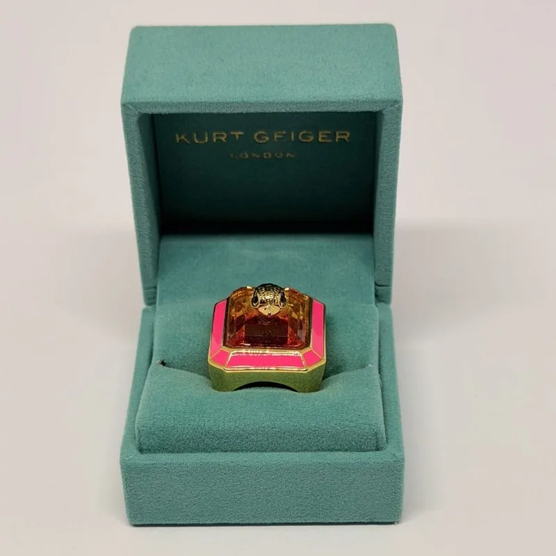 Anel dourado com esmalte rosa e cristal âmbar central — ref. ANQ0129A