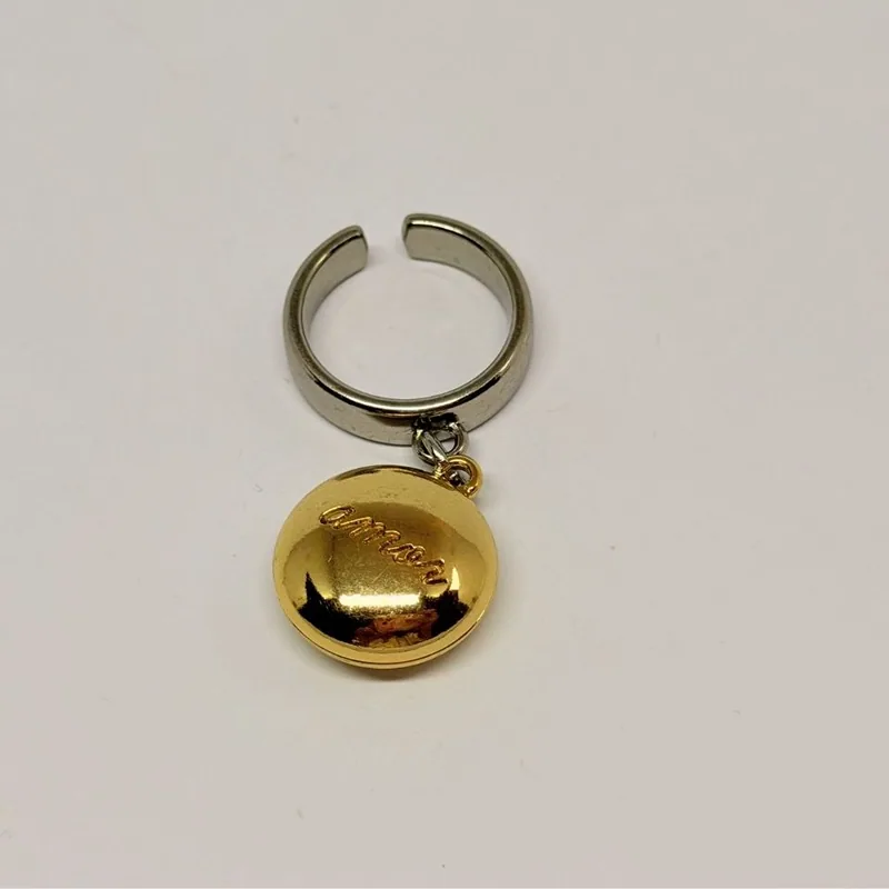 Anel prateado aberto com meia-esfera dourada pendente — ref. ANQ0023A