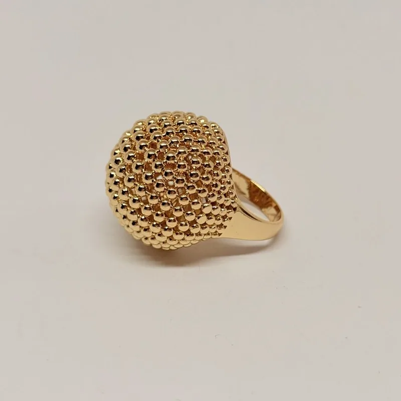 Anel dourado fino com cristais cravejados e design ajustável