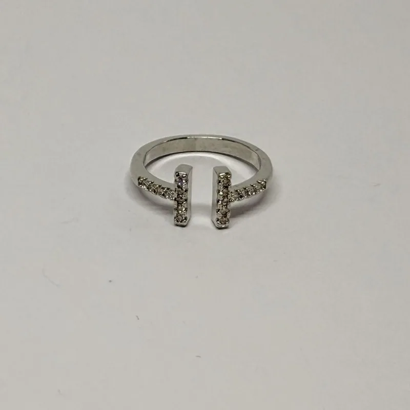 Anel prateado de aro fino com duas barras verticais cravejadas — ref. ANQ0038A