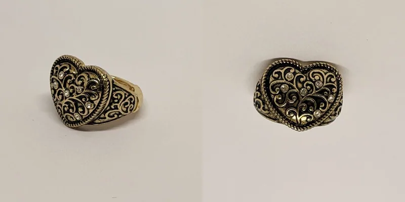 Anel dourado em formato de coração com arabescos em relevo e cristais — ref. ANL0105A
