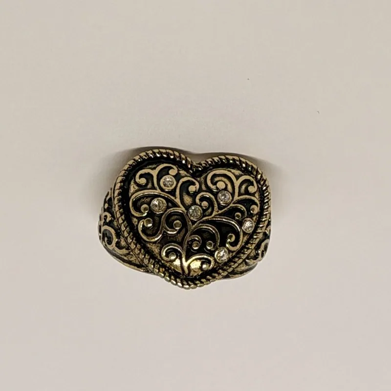 Anel dourado em formato de coração com arabescos em relevo e cristais — ref. ANQ0182A