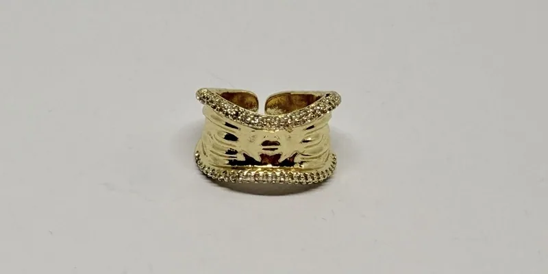 Anel dourado largo com padrão animal em esmalte e bordas cravejadas — ref. ANL0043A
