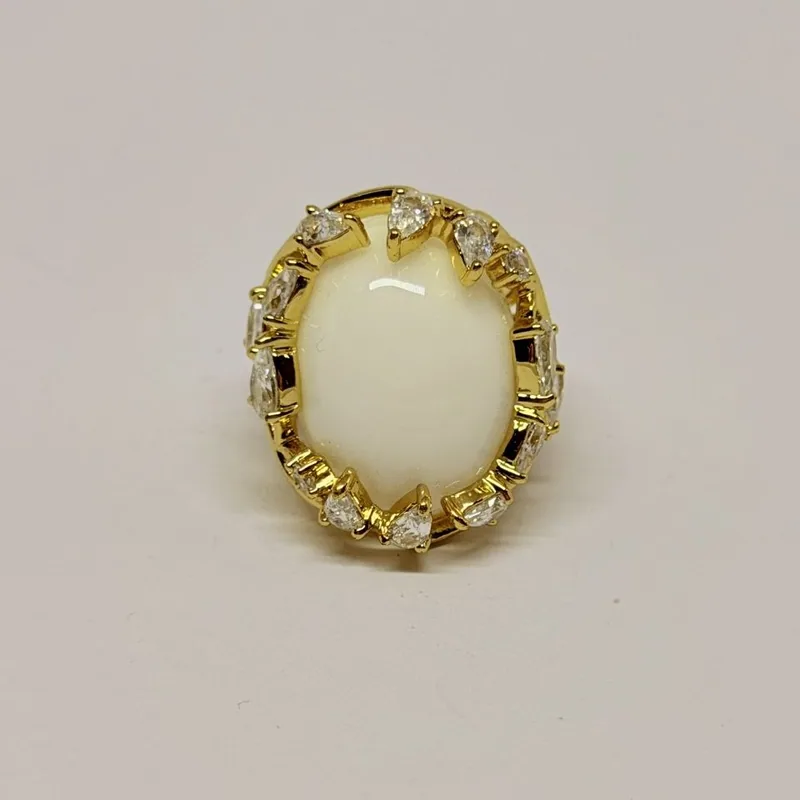 Anel dourado com cabochão branco grande em moldura de cristais — ref. ANQ0005A