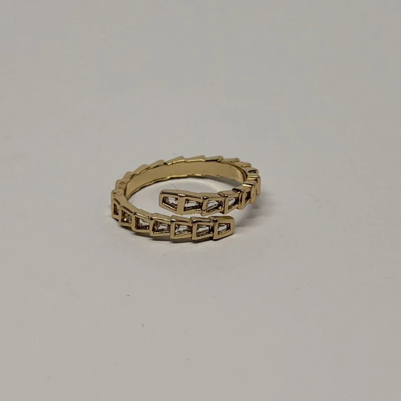 Anel dourado aberto com padrão grego cravejado — ref. ANQ0029A