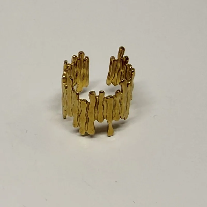Anel dourado aberto com franjas verticais irregulares — ref. ANQ0044A